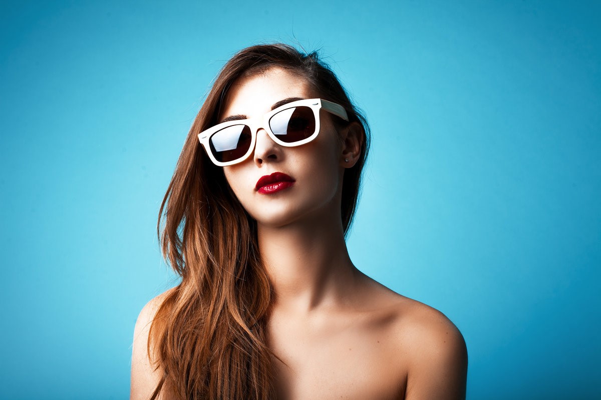 Фото голой девушки в солнечных очках 