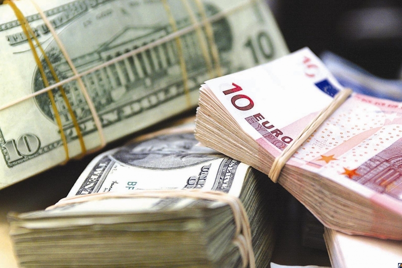 Курс евро на Мосбирже опустился ниже 90 рублей впервые с 25 сентября