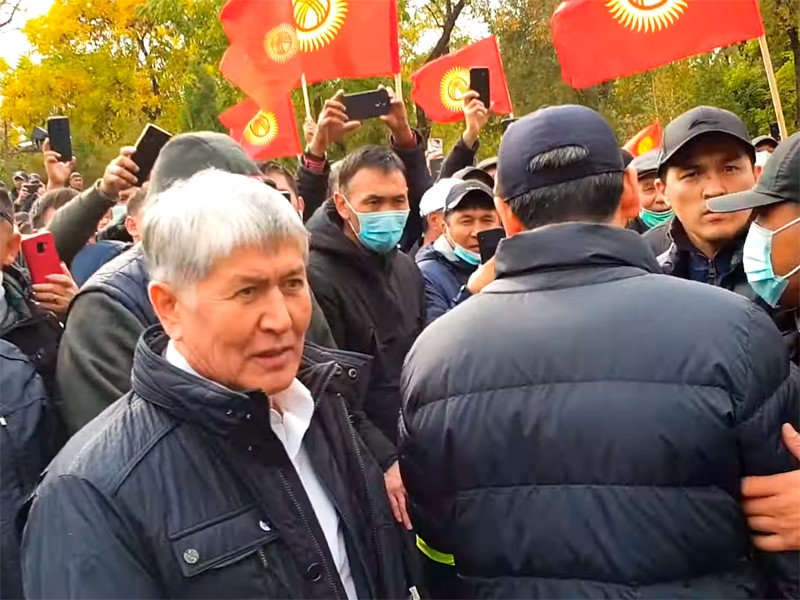 Неизвестные обстреляли машину экс-президента Киргизии Атамбаева во время митинга