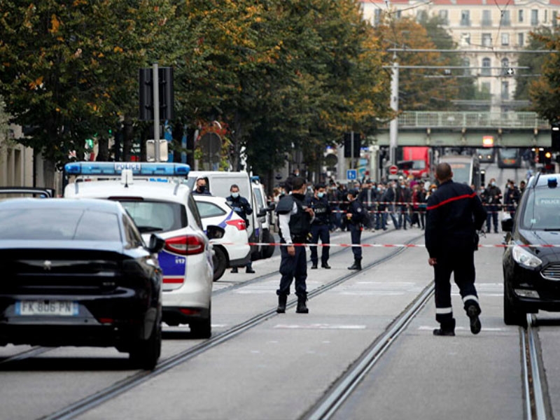 Второе за день нападение во Франции: полицейские Авиньона застрелили неизвестного, угрожавшего им и прохожим ножом (ВИДЕО)