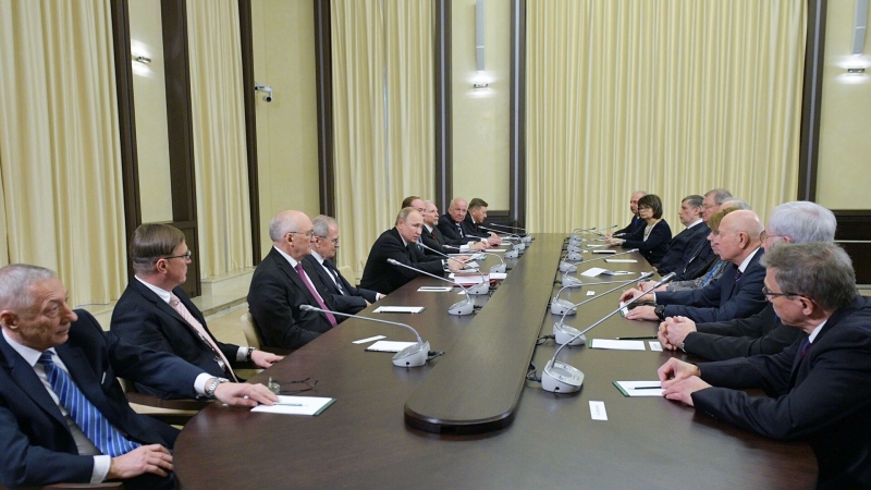 Песков назвал очную встречу Путина с судьями КС маловероятной