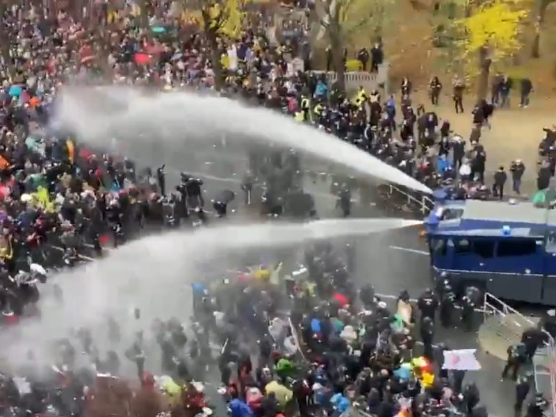 Полиция Берлина применила водометы и слезоточивый газ на демонстрации против ковид-ограничений (ВИДЕО)