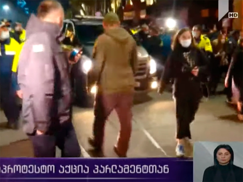 Полиция начала задерживать участников митинга в Тбилиси