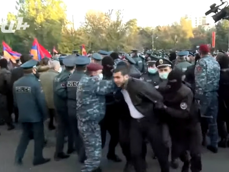 Полиция разогнала митинг оппозиции в центре Еревана (ВИДЕО)