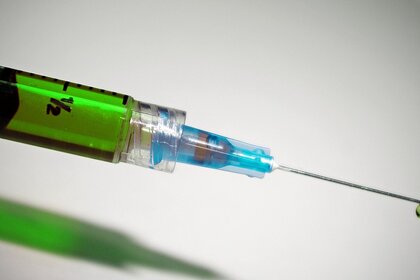 Эпидемиолог объяснил эффективность вакцин от нового штамма коронавируса