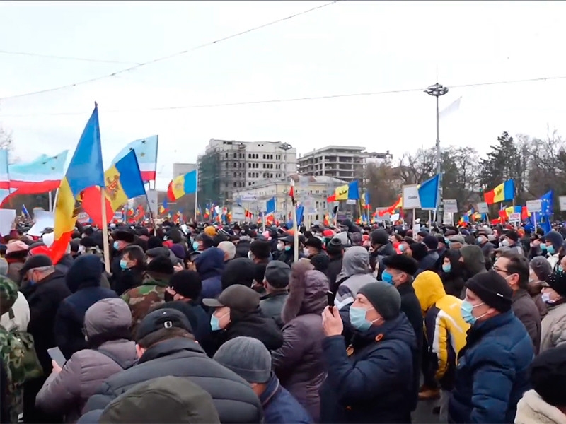 В Кишиневе на многотысячной акции протеста сторонников Майи Санду потребовали ее досрочной инаугурации
