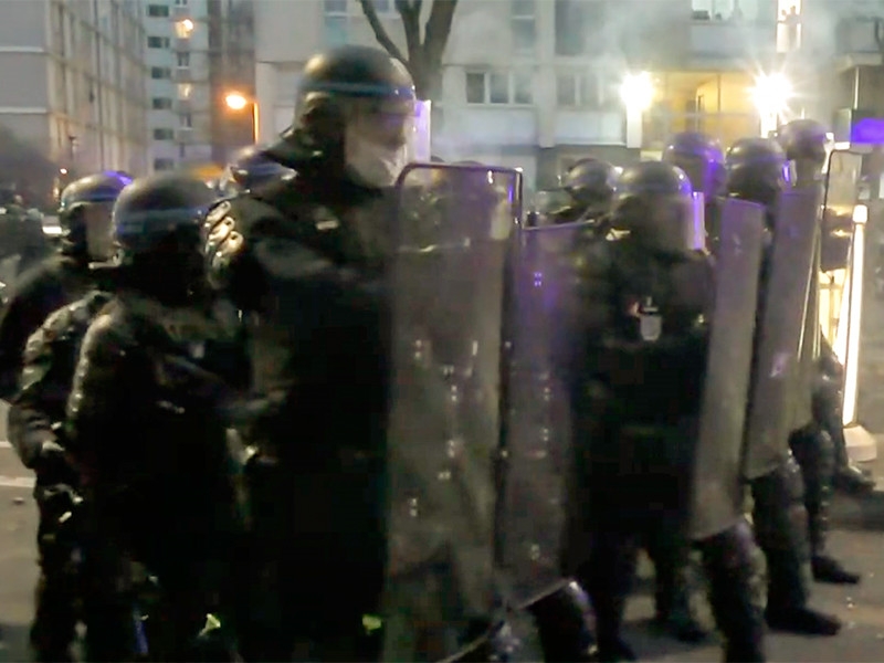 В Париже произошли погромы и столкновения в ходе протестов против "полицейской цензуры" (ВИДЕО)