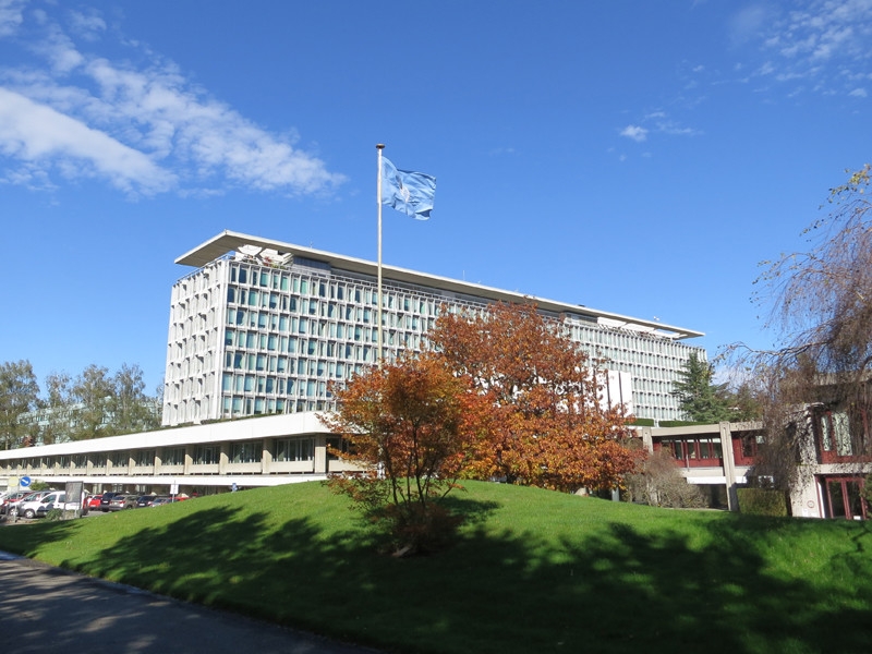 ВОЗ рекомендует носить маски практически везде