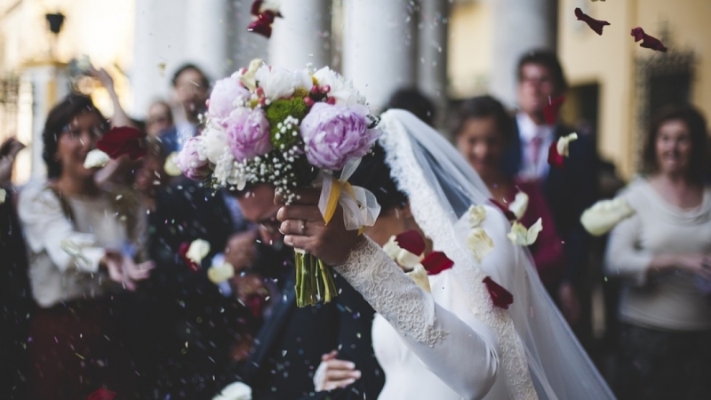 Психолог Гамаюн назвала причины звездных свадеб на фоне скандальных разводов