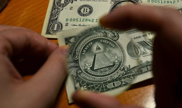 Экономист заявил об угрозе глобальной инфляции из-за обесценивания доллара