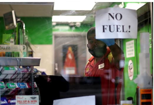 Бензин в Британии предложили продавать только избранным