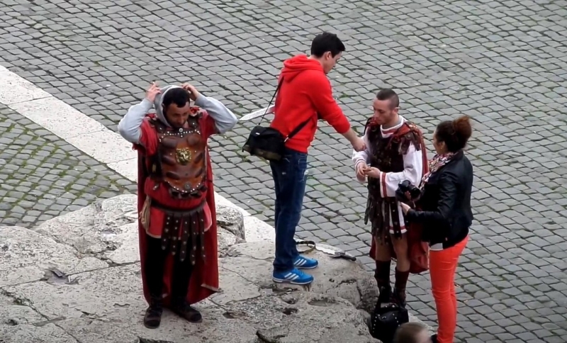 В Вечном городе арестовали банду &laquo;гладиаторов&raquo;, вымогавшую у туристов деньги