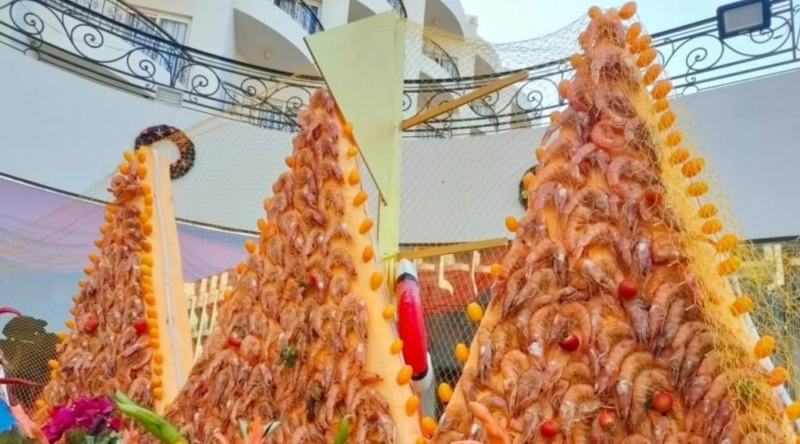 В Хургаде в отеле установили елки из вареных креветок во время празднования Нового года, которые съели туристы