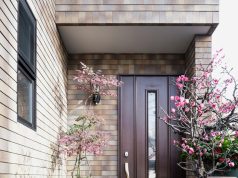 Входные двери в коттедж: надёжность, стиль и тепло