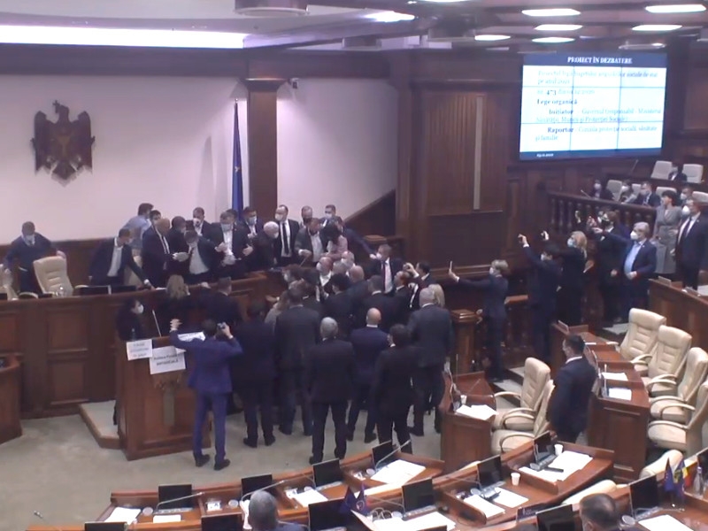 Парламент Молдавии урезал полномочия президента