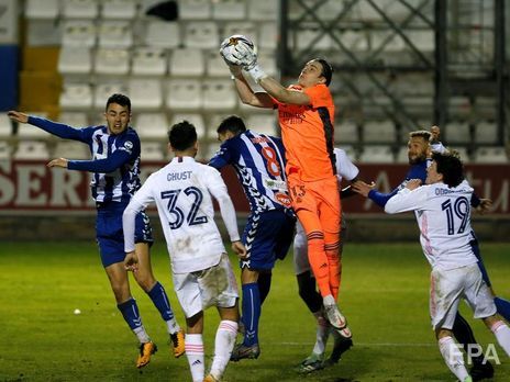 Украинский голкипер Лунин в первом матче за мадридский "Реал" пропустил два мяча